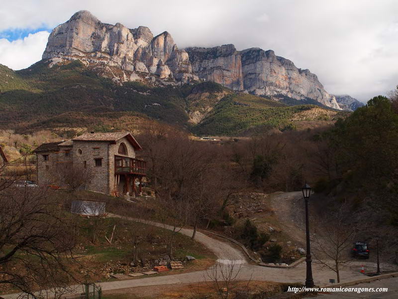 CASERÍO Y PEÑA MONTAÑESA DESDE EL TEMPLO